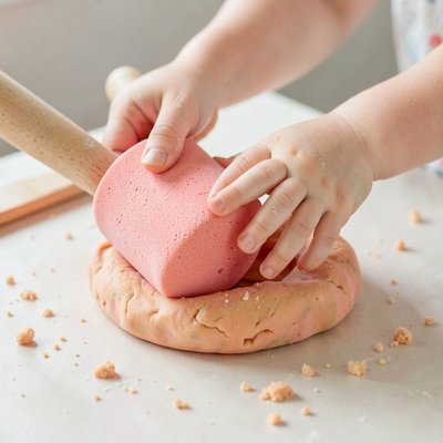 Zdjęcie rąk malucha uderzających masę