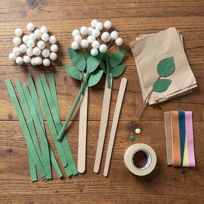 Flat lay materiałów do tworzenia bukieciku