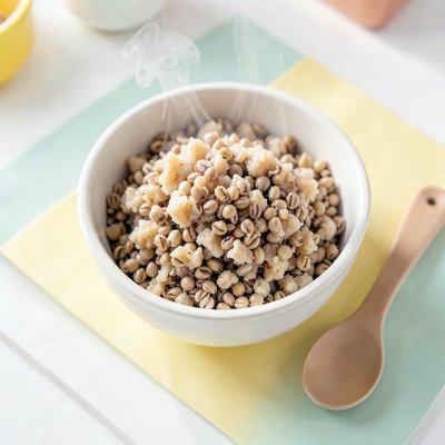 Porcja ugotowanej kaszy w małej miseczce