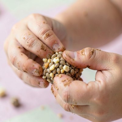 Zbliżenie rączek formujących kaszkowe kulki