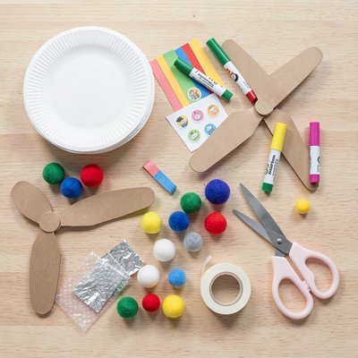 Zestaw materiałów — układ na stole (flat lay)