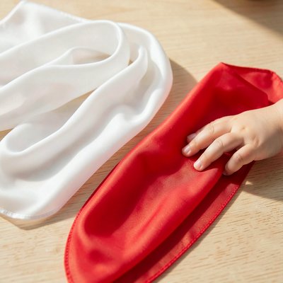 Białe i czerwone chusteczki — zdjęcie rekwizytów