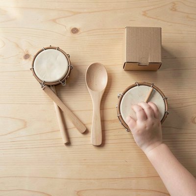 Instrumenty i rytm — tamburyn i drewniane łyżeczki