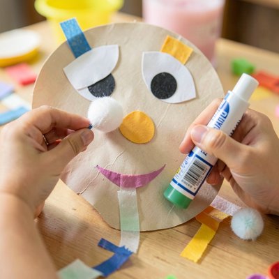 Doklejanie i ozdabianie — zbliżenie rąk