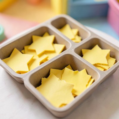 Tacki z żółtymi naklejkami i kawałkami papieru