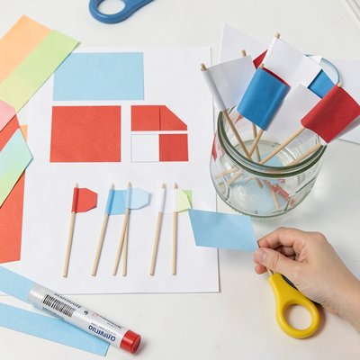 Szablon małej papierowej flagi na patyczku