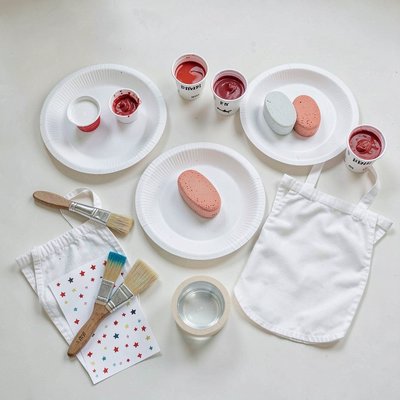 Przygotowane stanowisko pracy — widok z góry (flat lay)