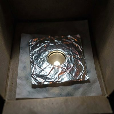 Zbliżenie: otworek w folii aluminiowej