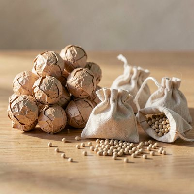 Małe nasionka — papierowe kulki i woreczek z grochem