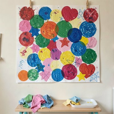 Wzór wspólnego plakatu z odcisków