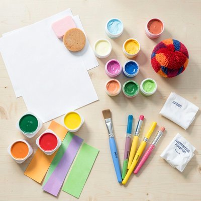 Fotografia typu flat-lay: materiały plastyczne