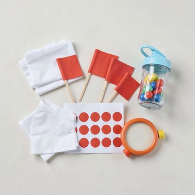 Rekwizyty: chusteczki, flagietki, shaker i tamburyn (widok z góry)