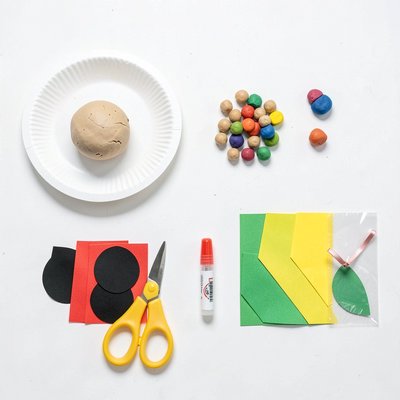 Materiały — płaski układ (flat lay)