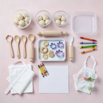 Flatlay materiałów — widok z góry