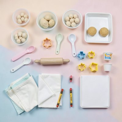 Flatlay materiałów — widok z góry