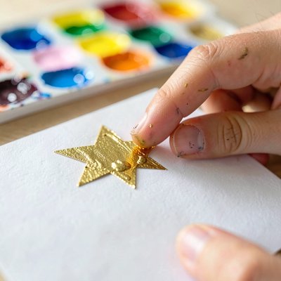 Zbliżenie: odbijanie złotej gwiazdki