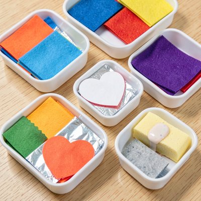 Tace z materiałami sensorycznymi