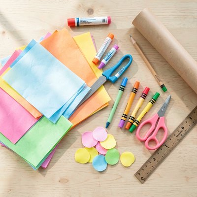 Flat lay: materiały plastyczne dla dzieci