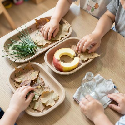 Zdjęcie stołu sensorycznego — tacki z materiałami