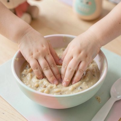 Zdjęcie sensoryczne — dłonie dotykające puree