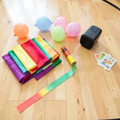 Materiały pomocnicze – apaszki, balony, taśma, głośnik