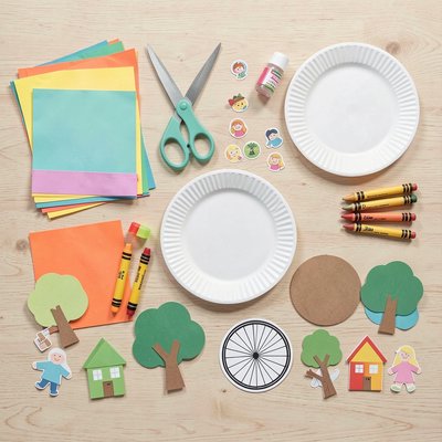 Flat lay materiałów — przybory i wycięte elementy