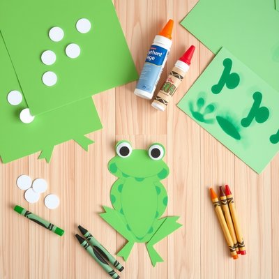 Pracownia żabki — materiały plastyczne (zdjęcie)