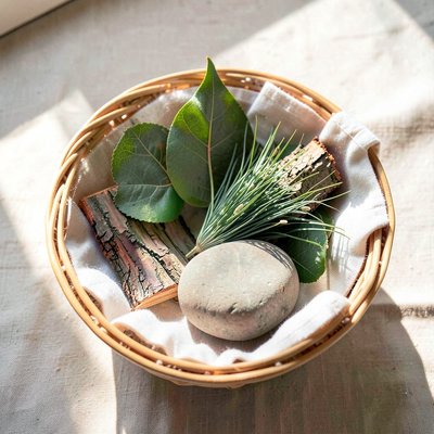 Koszyk z naturalnymi materiałami — zdjęcie referencyjne
