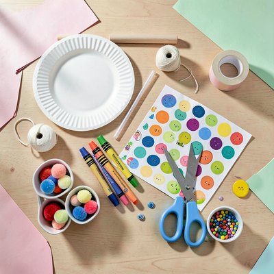 Flatlay materiałów: Co potrzebne do zabawy