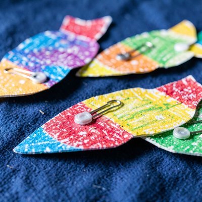 Zbliżenie: papierowe rybki z klipsami i magnesami