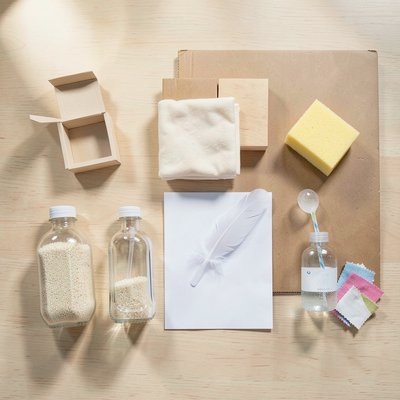 Skrzynka z materiałami — flat lay