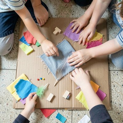 Tworzenie obrazu z materiałów — kolaż faktur