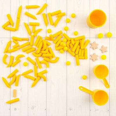 Flatlay sensorycznego pojemnika (materiały)