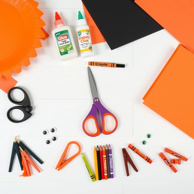 Stół z materiałami — flat lay