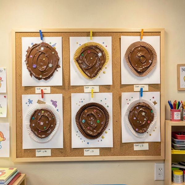Tablica z pracami — galeria klasowa - Materiały - Dzień Czekolady