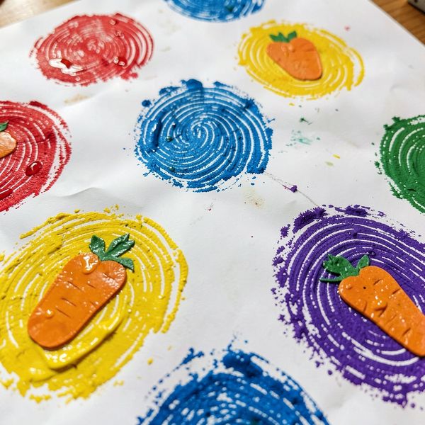Przykładowe prace: kolorowe talerzyki z odcisków palców - Kolorowanki - Międzynarodowy Dzień Bez Diety